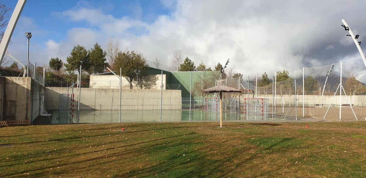 Chalet Adosado Entero, Bbq Y Piscina Comunitaria Sabiñánigo المظهر الخارجي الصورة