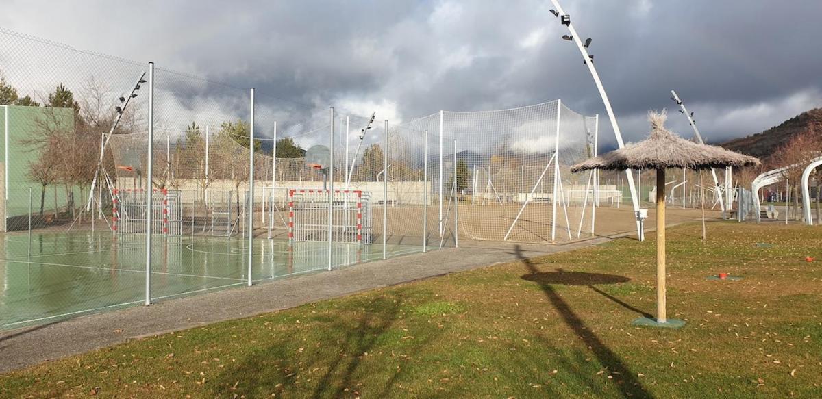 Chalet Adosado Entero, Bbq Y Piscina Comunitaria Sabiñánigo المظهر الخارجي الصورة