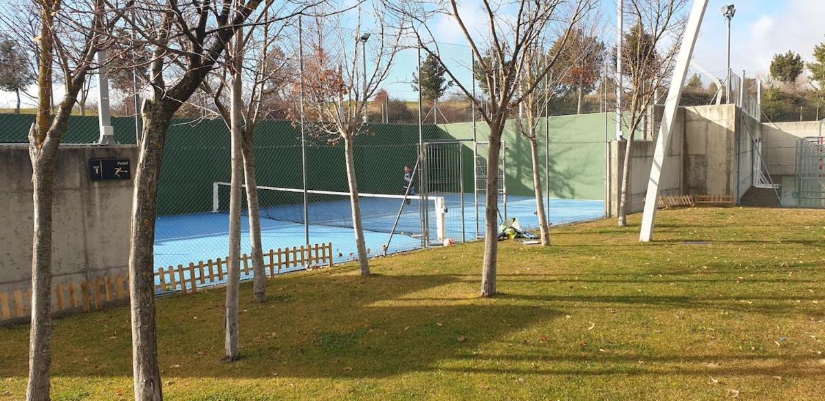 Chalet Adosado Entero, Bbq Y Piscina Comunitaria Sabiñánigo المظهر الخارجي الصورة