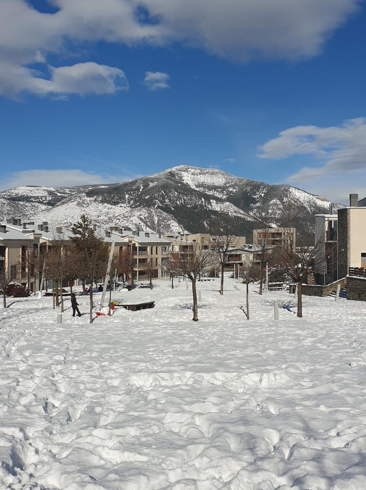 Chalet Adosado Entero, Bbq Y Piscina Comunitaria Sabiñánigo المظهر الخارجي الصورة