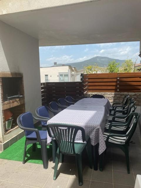 Chalet Adosado Entero, Bbq Y Piscina Comunitaria Sabiñánigo المظهر الخارجي الصورة